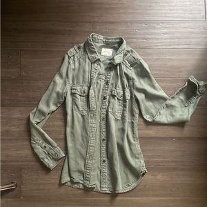 AE OLIVE GREEN BOYFRIEND FIT LONG SLEEVE BUTTON DOWN SHIRT XS